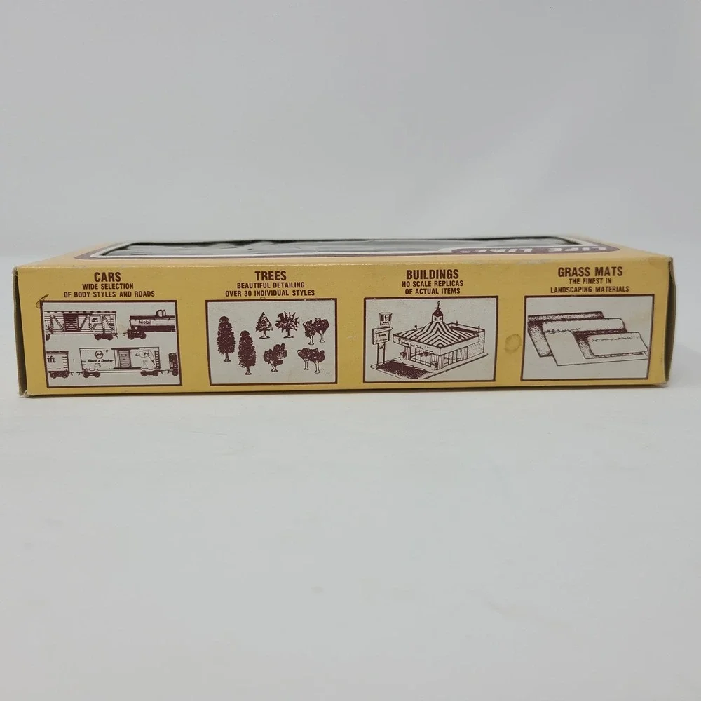 NIB Life-Like 8476 HO Box Car w/ Sliding Door Chessie System C&O  (NEW IN BOX)